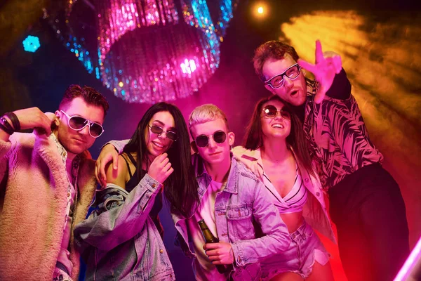 Kameraya Poz Veriyorum Gençler Gece Kulübünde Renkli Lazer Işıklarıyla Eğleniyorlar — Stok fotoğraf