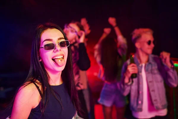 Gece Kulübünde Renkli Lazer Işıklarıyla Eğlenen Gençlerin Önünde Elinde Uyuşturucu — Stok fotoğraf