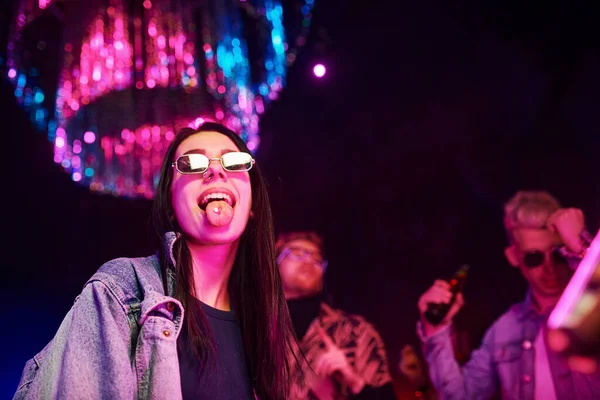 Gece Kulübünde Renkli Lazer Işıklarıyla Eğlenen Gençlerin Önünde Elinde Uyuşturucu — Stok fotoğraf