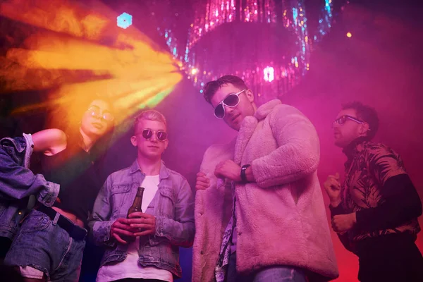 Gençler Gece Kulübünde Renkli Lazer Işıklarıyla Eğleniyorlar — Stok fotoğraf
