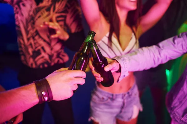 Festeggiare Bussare Bottiglie Con Alcol Giovani Divertono Nel Night Club — Foto Stock