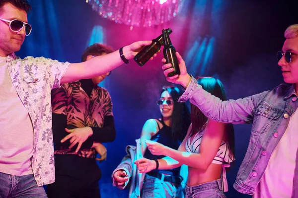 Świętowanie Pukanie Butelek Alkoholem Młodzi Ludzie Bawią Się Nocnym Klubie — Zdjęcie stockowe