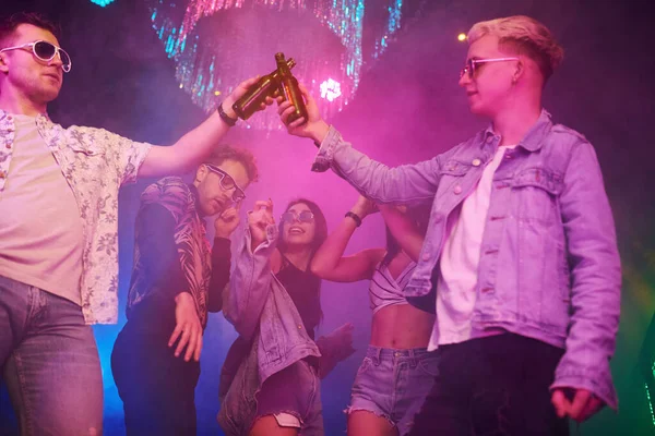Kutlama Şişelere Alkolle Vurmak Gençler Gece Kulübünde Renkli Lazer Işıklarıyla — Stok fotoğraf