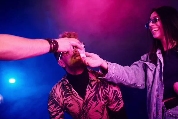 Parti zamanı gece kulübünde uyuşturucu alan genç bir kız..