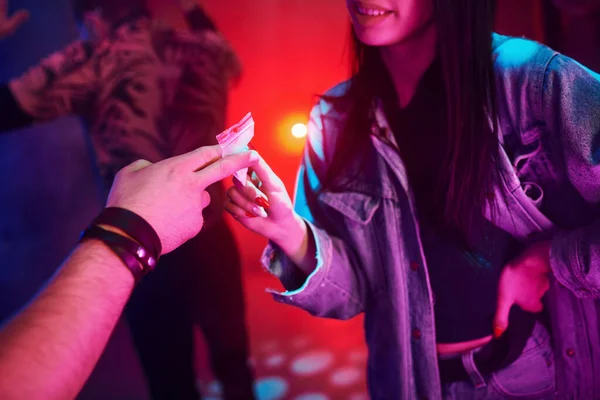 Jovem Garota Comprando Drogas Dentro Clube Noturno Hora Festa — Fotografia de Stock