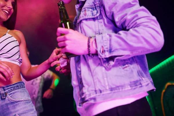 Gençler gece kulübünde renkli lazer ışıklarıyla eğleniyorlar..