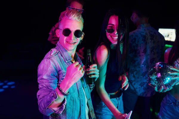 Güneş Gözlüklü Hippi Adam Bir Şişe Alkolle Gece Kulübünde Renkli — Stok fotoğraf