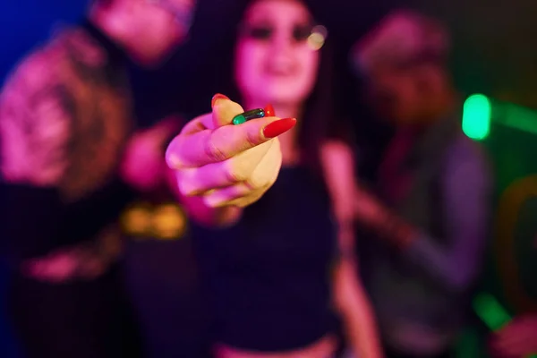 Közelíts Kezére Drogtablettával Fiatalok Szórakoznak Éjszakai Klubban Színes Lézerfénnyel — Stock Fotó