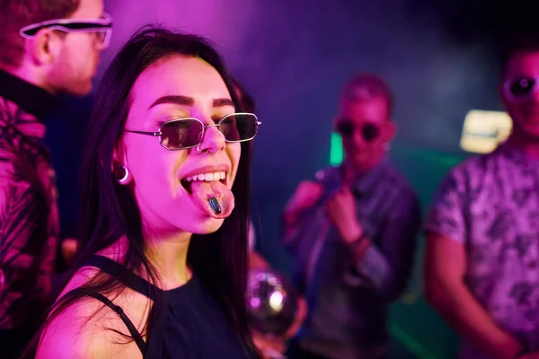 Menina Segurando Pílulas Drogas Togue Frente Jovens Que Divertindo Boate — Fotografia de Stock