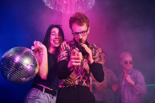 Gözlüklü Adam Bira Içiyor Gençler Gece Kulübünde Renkli Lazer Işıklarıyla — Stok fotoğraf