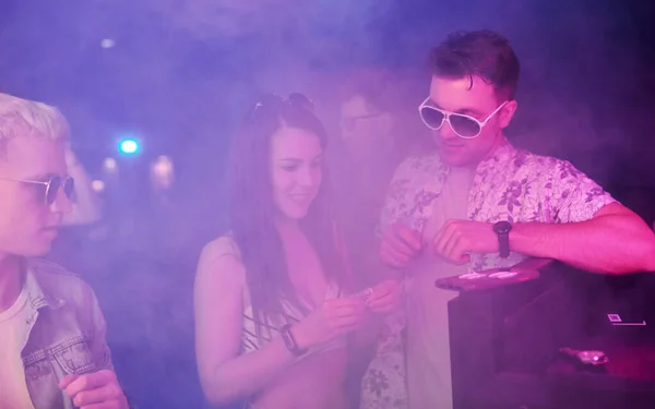 Gençler Gece Kulübünde Renkli Lazer Işıklarıyla Uyuşturucu Kokluyor — Stok fotoğraf