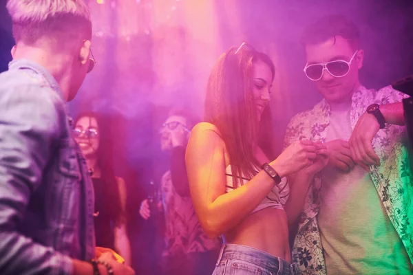 Gençler gece kulübünde renkli lazer ışıklarıyla uyuşturucu kokluyor..