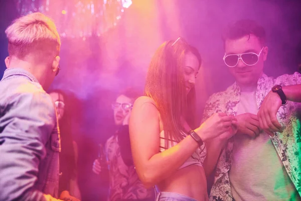 Młodzi Ludzie Wąchający Narkotyki Nocnym Klubie Kolorowymi Światłami Laserowymi — Zdjęcie stockowe