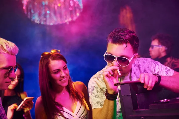 Jovens Farejando Drogas Boate Com Luzes Laser Coloridas — Fotografia de Stock