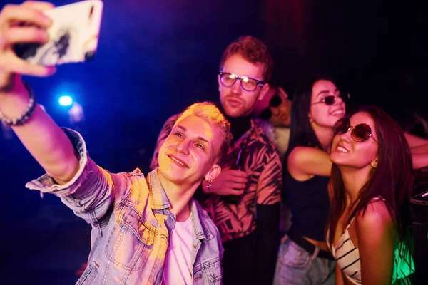 Jovens Fazendo Selfie Boate Com Luzes Laser Coloridas — Fotografia de Stock