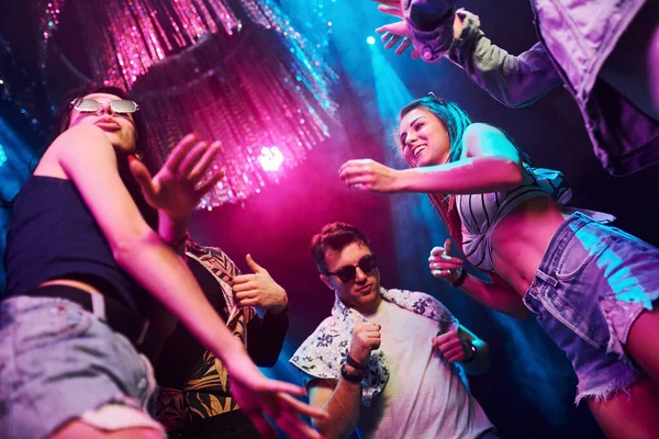 Gece Kulübünde Renkli Lazer Işıklarıyla Eğlenen Gençlerin Manzarası — Stok fotoğraf