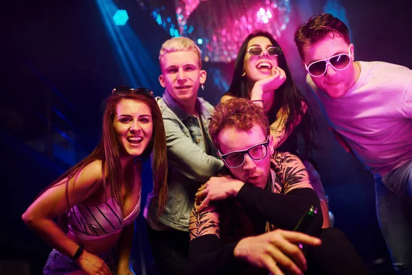 Çılgına Dönüp Kameraya Poz Vermek Gençler Gece Kulübünde Renkli Lazer — Stok fotoğraf
