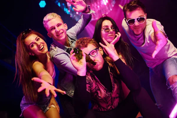 Enlouquecendo Posando Para Câmera Juntos Jovens Estão Divertindo Boate Com — Fotografia de Stock