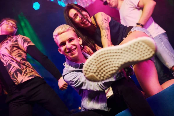 Çılgına Dönüp Kameraya Poz Vermek Gençler Gece Kulübünde Renkli Lazer — Stok fotoğraf