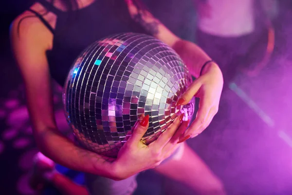 Bella Ragazza Divertono Ballare Nel Night Club Tenendo Palla Partito — Foto Stock