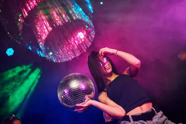 Gyönyörű Fiatal Lány Szórakozás Tánc Éjszakai Klubban Holding Party Labda — Stock Fotó