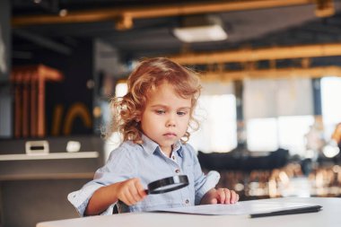 Çocuk oyun odasında eğleniyor. Anaokulu eğitim oyunları.