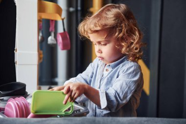 Günlük giysili çocuk yemek hazırlamayı öğrenerek iyi eğlenceler..