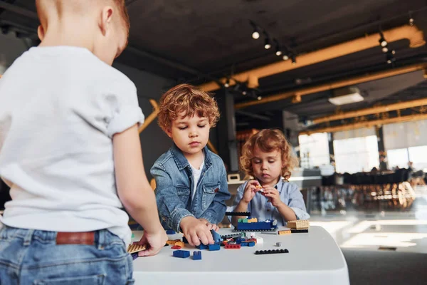 Små Vänner Har Kul Med Byggleksaker Lekrummet Förskola Pedagogiska Spel — Stockfoto