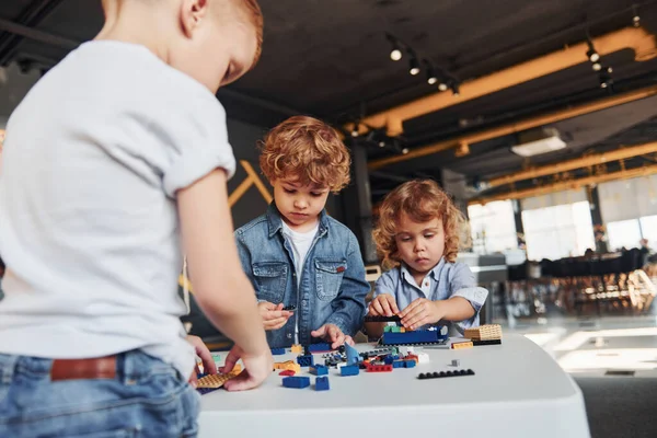 Små Vänner Har Kul Med Byggleksaker Lekrummet Förskola Pedagogiska Spel — Stockfoto