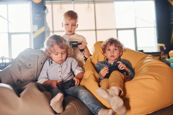 Παιδιά Καθημερινά Ρούχα Κάθονται Μαζί Χειριστήριο Και Παίζουν Βιντεοπαιχνίδια — Φωτογραφία Αρχείου