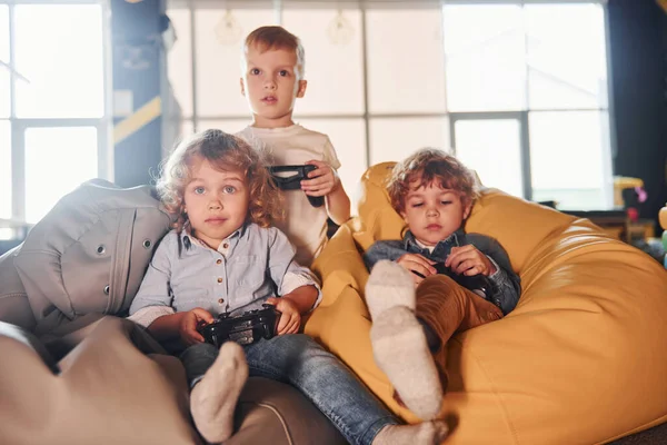 Παιδιά Καθημερινά Ρούχα Κάθονται Μαζί Χειριστήριο Και Παίζουν Βιντεοπαιχνίδια — Φωτογραφία Αρχείου