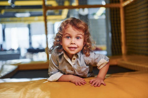 子供は遊び場に座っている 幼稚園教育ゲーム — ストック写真