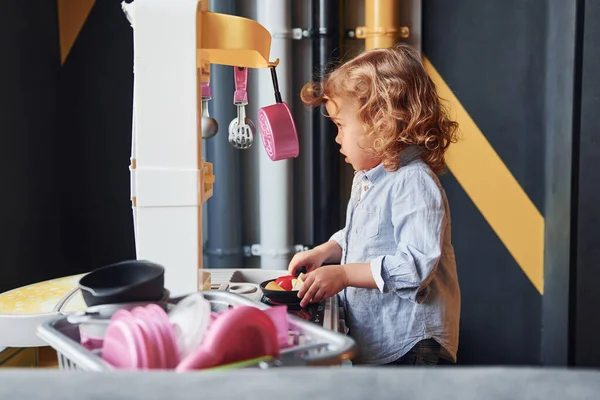 Niño Con Ropa Casual Diviértete Aprendiendo Preparar Comida —  Fotos de Stock