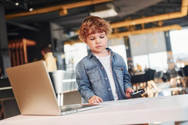 Smart Child Casual Clothes Laptop Table Have Fun — Stock Photo, Image