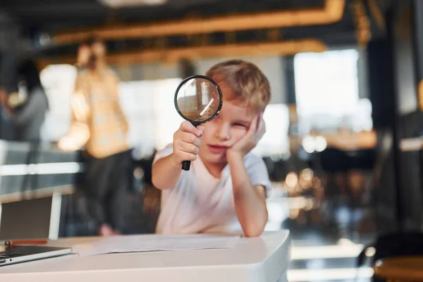 Smart Child Casual Clothes Laptop Table Have Fun Magnifying Glass — Stockfoto