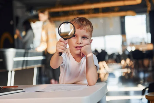 Smart Child Casual Clothes Laptop Table Have Fun Magnifying Glass — Stockfoto