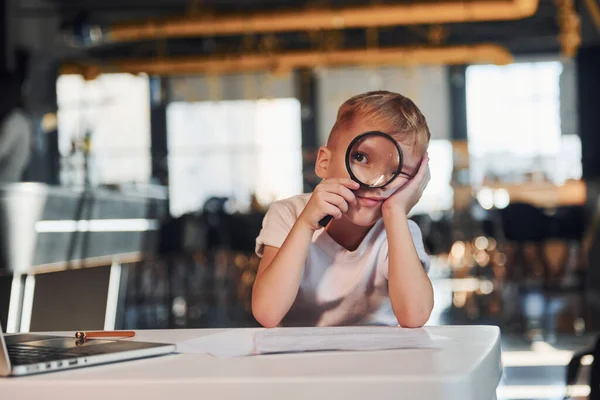 Criança Inteligente Roupas Casuais Com Laptop Mesa Divertir Com Lupa — Fotografia de Stock