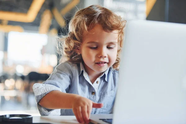 Niño Inteligente Con Ropa Casual Usando Computadora Portátil Para Fines —  Fotos de Stock