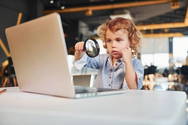 Okos Gyermek Alkalmi Ruhák Laptop Asztalon Szórakozni Nagyító Üveg — Stock Fotó