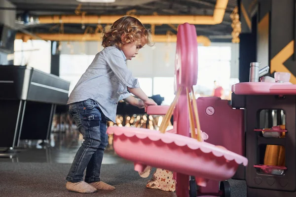 Niño Divertirse Sala Juegos Juegos Educativos Jardín Infantes —  Fotos de Stock