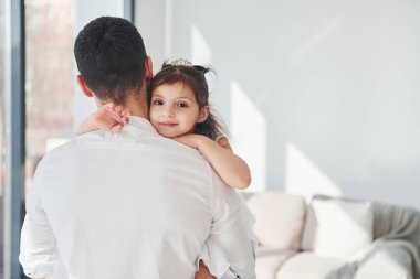 Mutlu bir baba ve kızı birbirlerini kucaklıyor..