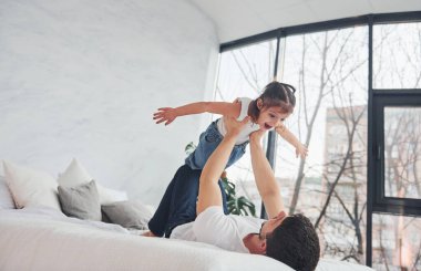 Mutlu baba kızıyla birlikte evde iyi eğlenceler..