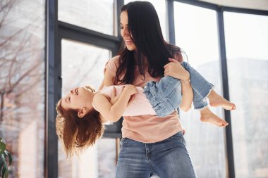 Genç anne ve kızı hafta sonunu yatakta geçiriyorlar..