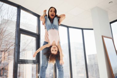 Genç anne ve kızı hafta sonunu yatakta geçiriyorlar..