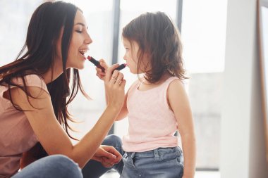 Barışmayı öğreniyorum. Genç anne ve kızı hafta sonunu odada geçiriyorlar..