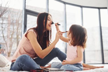 Barışmayı öğreniyorum. Genç anne ve kızı hafta sonunu odada geçiriyorlar..