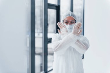 Virüs işaretini durdur. Laboratuvar önlüklü, koruyucu gözlüklü ve maskeli kadın doktor portresi..