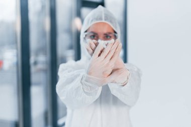 Virüs işaretini durdur. Laboratuvar önlüklü, koruyucu gözlüklü ve maskeli kadın doktor portresi..