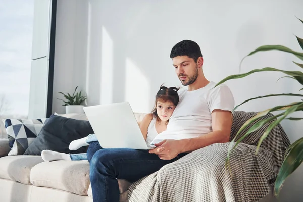 Happy Father His Daughter Spending Free Time Laptop Home Together — Φωτογραφία Αρχείου