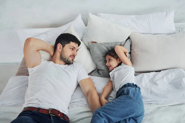 Feliz Padre Con Hija Pasando Tiempo Libre Casa Juntos Acostado — Foto de Stock